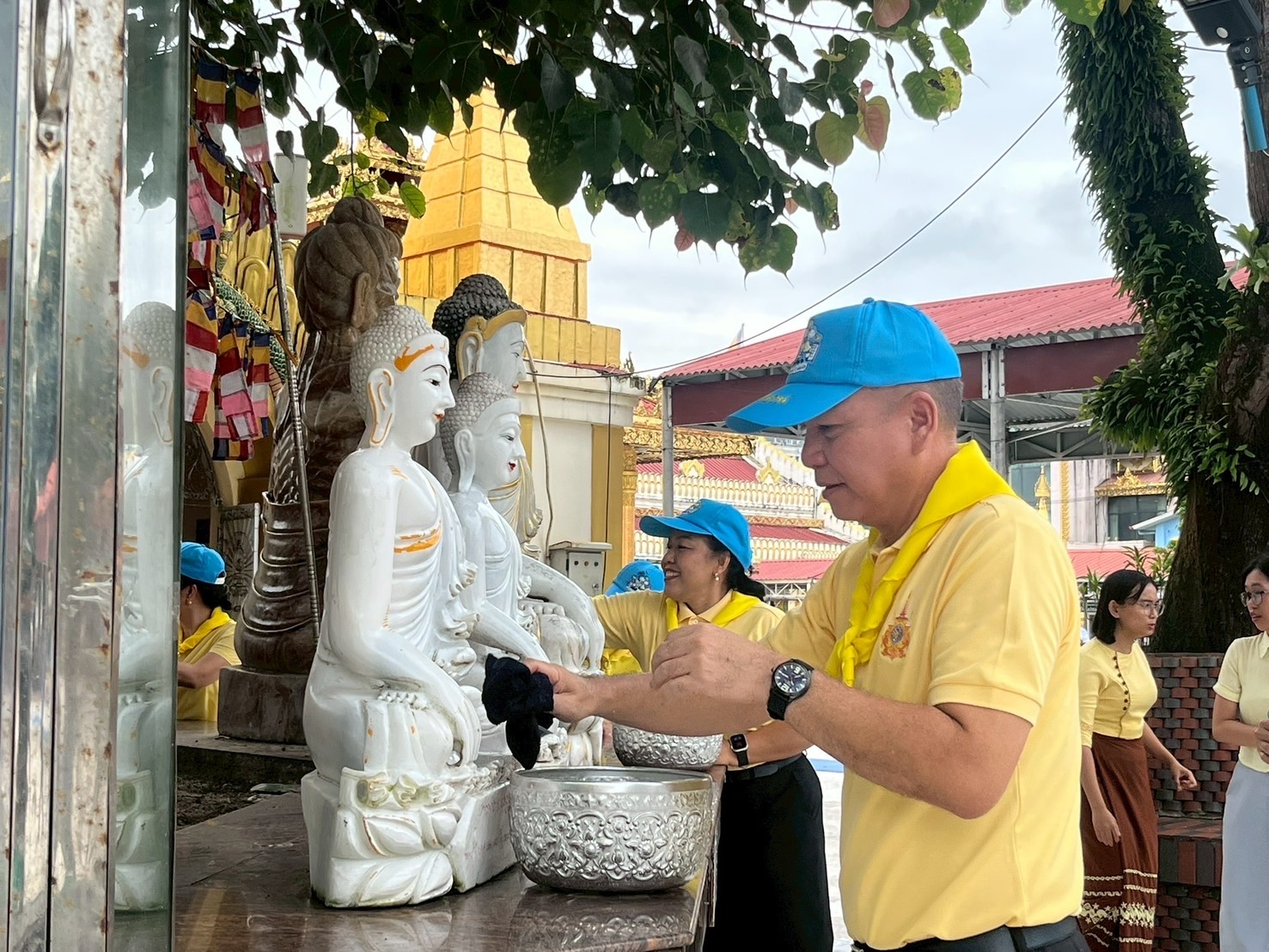 เมื่อวันที่ ๒๗ ส.ค.๖๘ เวลา ๑๐๐๐ น.อ.วัชรชัย พูสิทธิ์ ผชท.ทร.ไทย/ย่างกุ้ง และครอบครัว ร่วมทำกิจกรรมจิตอาสาบำเพ็ญสาธารณประโยชน์เฉลิมพระเกียรติสมเด็จพระนางเจ้าสิริกิติ์ พระบรมราชินีนาถ พระบรมราชชนนีพันปีหลวง เนื่องในโอกาสวันเฉลิมพระชนมพรรษา ๑๒ ส.ค.๖๘
