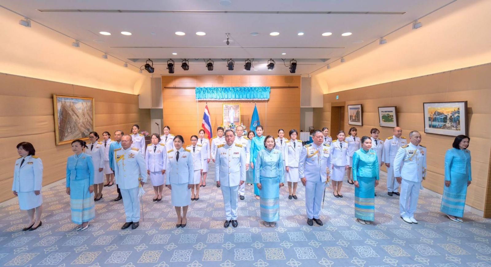 ผู้ช่วยทูตฝ่ายทหารเรือ ประจำสถานเอกอัครราชทูต ณ กรุงโตเกียว พร้อมด้วยภริยา เข้าร่วมพิธีถวายเครื่องราชสักการะ วางพานพุ่ม และลงนามถวายพระพรชัยมงคลเนื่องในวันเฉลิมพระชนมพรรษาสมเด็จพระนางเจ้าสิริกิติ์ พระบรมราชินีนาถ พระบรมราชชนนีพันปีหลวง (๑๒ ส.ค.๖๘)
