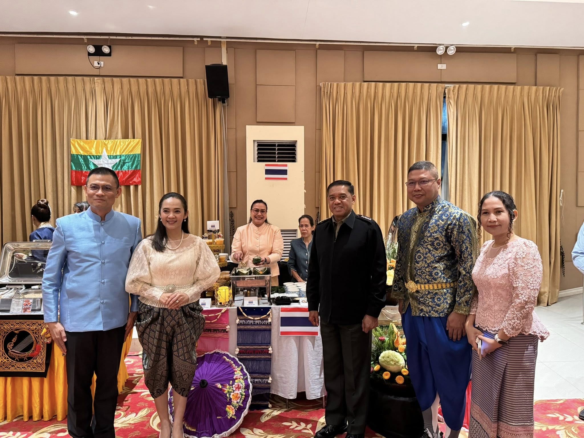 น.อ.วรินธร คำโฮง ผชท.ทร.ไทย/มะนิลา พร้อมด้วย รศ.ดร.กรวิภา พูลผล ภริยา เข้าร่วมงานเลี้ยงรับรอง FAFA (Foreign Armed Forces Attaché) Corps International night