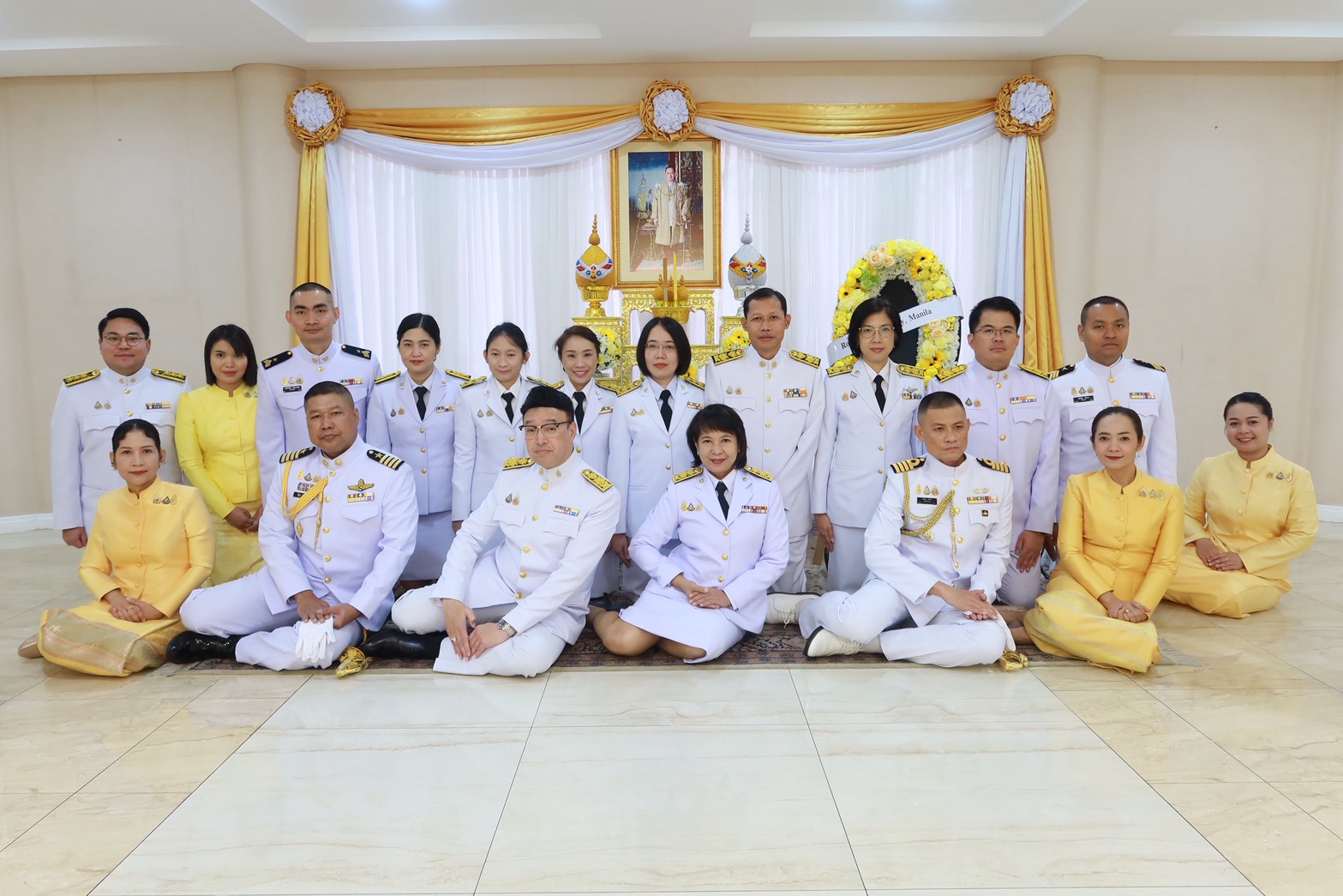 น.อ.วรินธร คำโฮง ผชท.ทร.ไทย/มะนิลา และ รศ.ดร.กรวิภา พูลผล ภริยา พร้อมข้าราชการสำนักงานฯ เข้าร่วมพิธีน้อมรำลึกในพระมหากรุณาธิคุณ พระบาทสมเด็จพระบรมชนกาธิเบศร มหาภูมิพลอดุลยเดชมหาราช บรมนาถบพิตร เนื่องในวันนวมินทรมหาราช ๑๓ ตุลาคม ๒๕๖๘