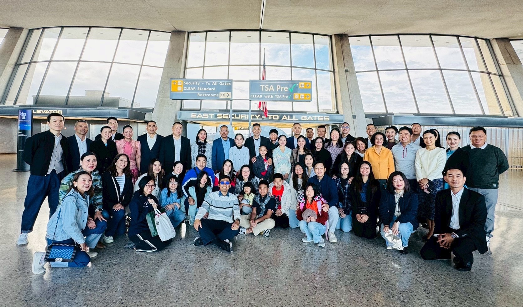ข้าราชการประจำ สน.ฯ และข้าราชการทีมประเทศไทย ร่วมส่ง น.อ.พีระพงษ์  อยู่ศิริ และภริยา เดินทางกลับประเทศไทย