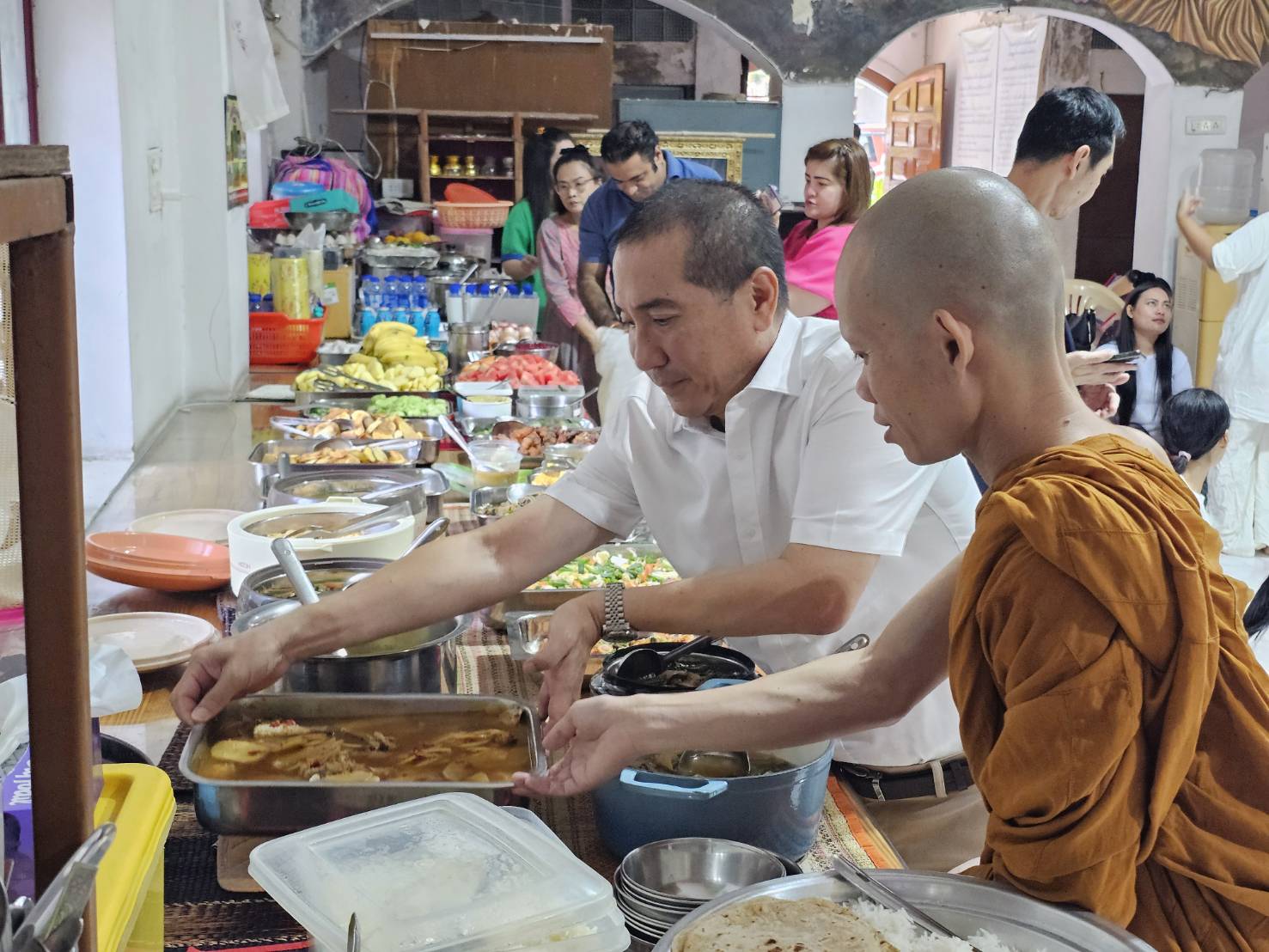 เมื่อวันที่ 7 ต.ค.68 ผชท.ทร.ไทย/นิวเดลี รรก.ผชท.ทหารฯ และภริยา ร่วมกิจกรรมทำบุญตักบาตรเทโวเนื่องในวันออกพรรษา พ.ศ.2568 ณ วัดโภคัลพุทธวิหาร กรุงนิวเดลี