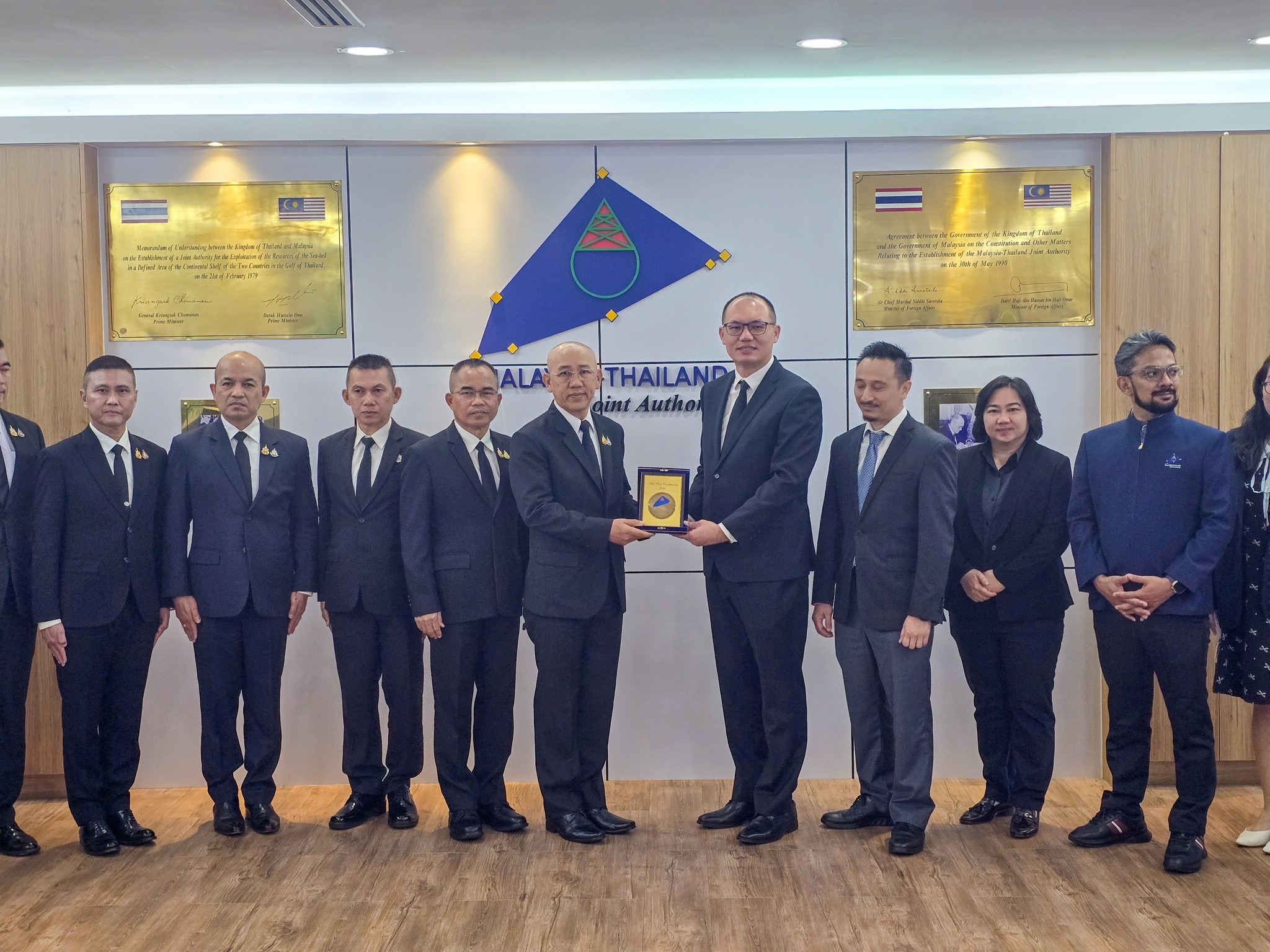 น.อ.จิรพงษ์ อภิชาตวงษ์ ผชท.ทร.ไทย/กัวลาลัมเปอร์ พร้อมด้วยข้าราชการประจำ สน.ผชท.ทร.ไทย/กัวลาลัมเปอร์ ได้ให้การต้อนรับและรับรอง พล.ร.ท.เทพฤทธิ์ ลาภเหลือ ผบ.ทรภ.๒ และคณะ