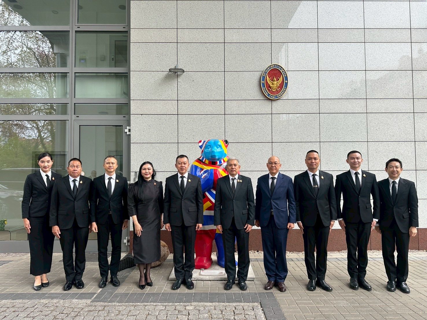 เมื่อวันที่ื ๒๓ - ๒๔ เม.ย.๖๙ น.อ.รพีพล โกมุทแดง ผชท.ทร.ไทย/เบอร์ลิน และทำหน้าที่  รอง ผชท.ทหาร ไทย/เบอร์ลิน พร้อมด้วย รองผชท.ทอ.ฯ ให้การรับรอง พล.อ.ไพบูลย์ วรวรรณปรีชา รอง ผบ.ทสส. และคณะ ในโอกาสเดินทางมาตรวจเยี่ยม สน.ผชท.ทหาร ไทย/เบอร์ลิน ในการนี้ รอง ผบ.ทสส. และคณะ ได้เข้าเยี่ยมคำนับ นายจิตติพัฒน์ ทองประเสริฐ เอกอัครราชทูตฯ ณ อาคารวิลล่าฯ รวมทั้งเอกอัครราชทูตฯ กรุณาให้เกียรติเป็นเจ้าภาพจัดเลี้ยงอาหารค่ำแก่ รอง ผบ.ทสส. และคณะ ณ ทำเนียบเอกอัครราชทูตฯ