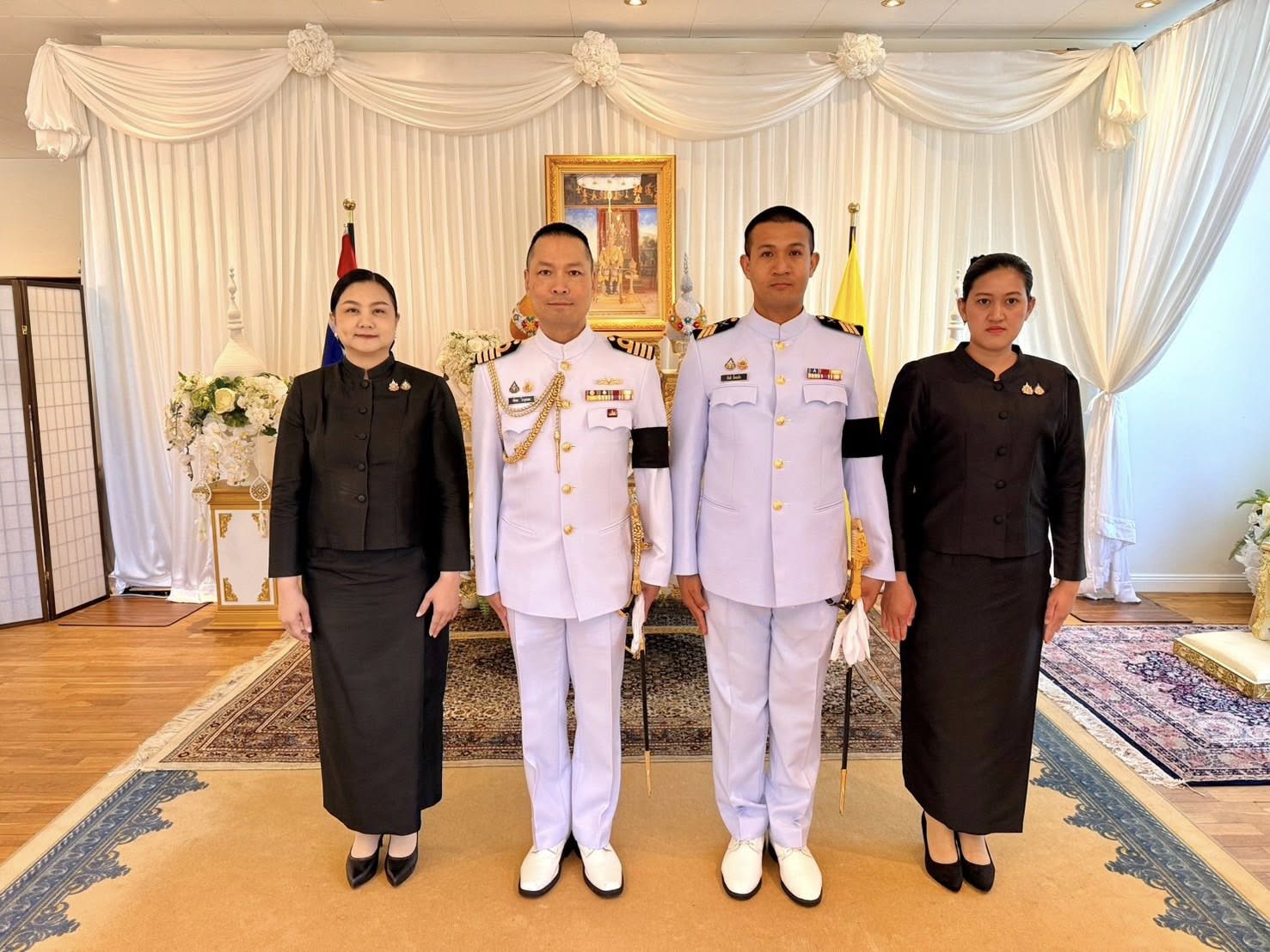 น.อ.รพีพล โกมุทแดง ผชท.ทร.ไทย/เบอร์ลิน และ ทพญ.อนัญพร โกมุทแดง ภริยา พร้อมด้วย พ.จ.อ.สันติ ติ๊ดเหล็ง เสมียนประจำ สน.ฯ และภริยา เข้าร่วมพิธีลงนามถวายพระพรชัยมงคล เนื่องในโอกาสวันฉัตรมงคล ประจำปี ๒๕๖๙ ณ อาคารวิลล่า สอท.ฯ โดยมี นายจิตติพัฒน์ ทองประเสริฐ เอกอัครราชทูตฯ เป็นประธาน