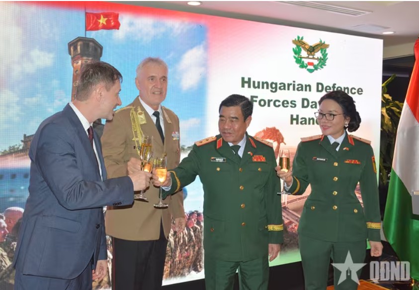 ผชท.ทร.ไทย/ฮานอย และภริยา เข้าร่วมงานฉลองวันกองทัพฮังการี