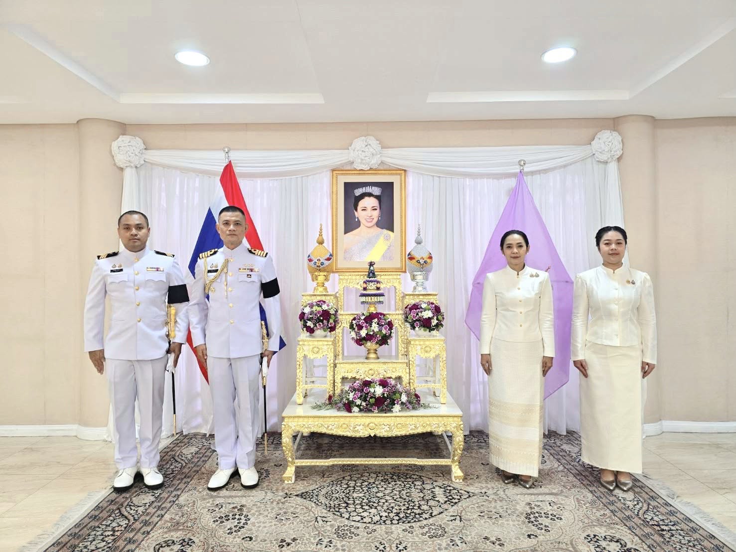 น.อ.วรินธร คำโฮง ผชท.ทร.ไทย/มะนิลา พร้อมด้วย รศ.ดร.กรวิภา พูลผล ภริยา และกำลังพลสำนักงาน ผชท.ทร.ไทย/มะนิลา เข้าร่วมพิธีเฉลิมพระเกียรติเนื่องในโอกาสพระราชพิธีมหามงคลเฉลิมพระชนมพรรษา ๔ รอบ สมเด็จพระนางเจ้าฯ พระบรมราชินี