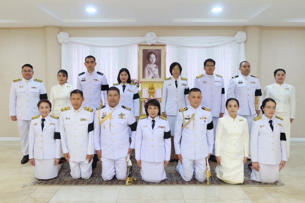 น.อ.วรินธร คำโฮง ผชท.ทร.ไทย/มะนิลา พร้อมด้วย รศ.ดร.กรวิภา พูลผล ภริยา และกำลังพล สน.ผชท.ทร.ไทย/มะนิลา เข้าร่วมพิธีเฉลิมพระเกียรติเพื่อน้อมรำลึกในพระมหากรุณาธิคุณสมเด็จพระนางเจ้ารำไพพรรณี พระบรมราชินี ในรัชกาลที่ ๗