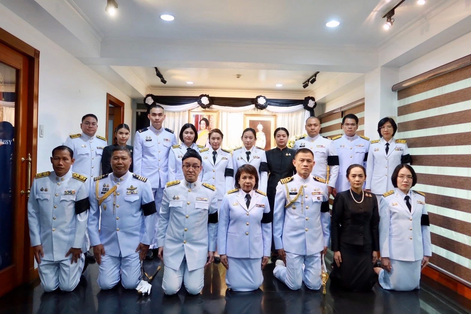 น.อ.วรินธร คำโฮง ผชท.ทร.ไทย/มะนิลา พร้อมด้วย รศ.ดร.กรวิภา พูลผล ภริยา และกำลังพล สน.ผชท.ทร.ไทย/มะนิลา เข้าร่วมพิธีถวายพวงมาลาและลงนามถวายความอาลัย สมเด็จพระเจ้าลูกเธอ เจ้าฟ้าพัชรกิติยาภา นเรนทิราเทพยวดี กรมหลวงราชสาริณีสิริพัชร มหาวัชรราชธิดา ณ ที่ทำการสถานเอกอัครราชทูตไทย