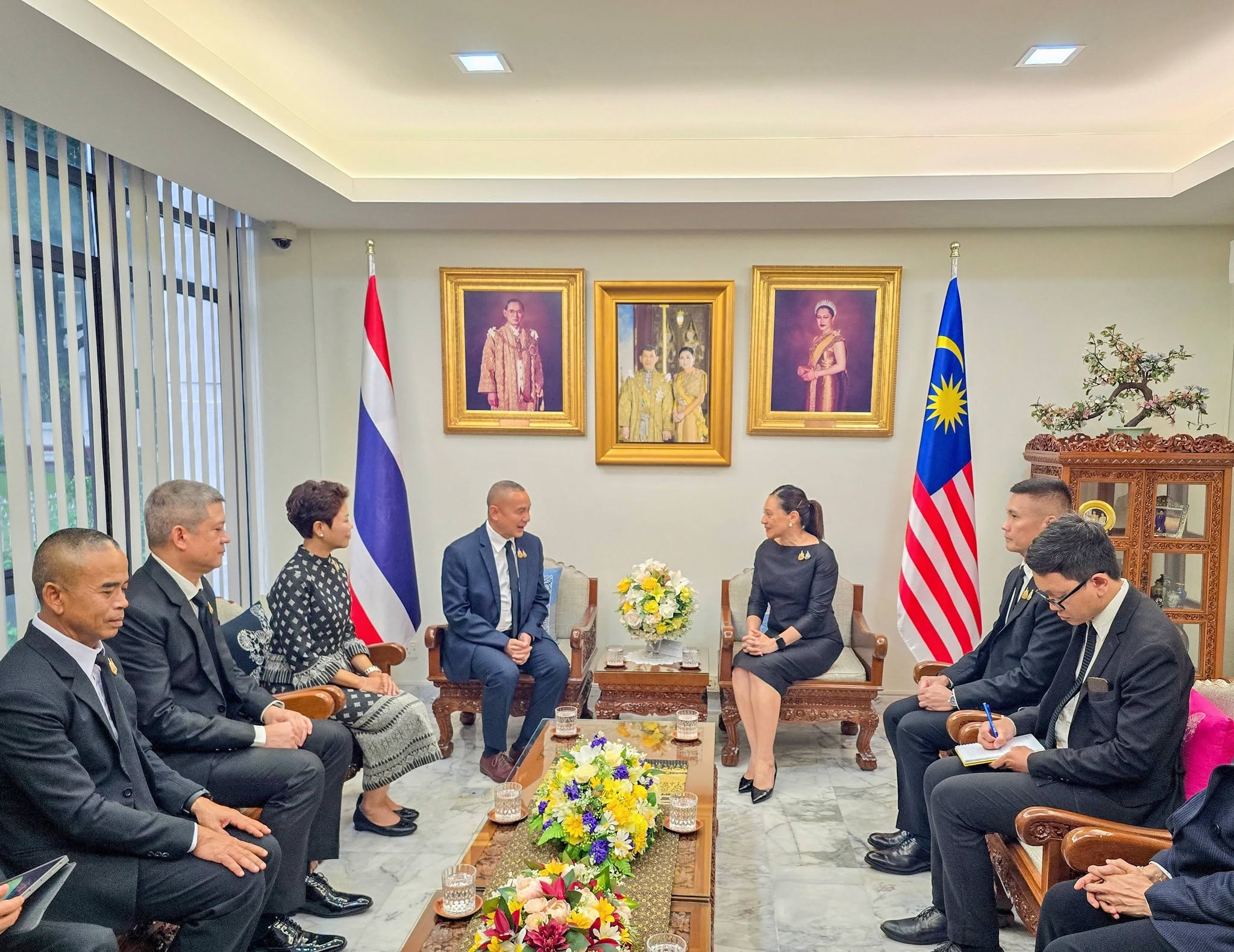 น.อ.จิรพงษ์ อภิชาตวงษ์ ผชท.ทร.ไทย/กัวลาลัมเปอร์ และคุณกุลกัลย์ อภิชาตวงษ์ ภริยา พร้อมข้าราชการและลูกจ้างประจำสำนักงาน ผชท.ทร.ไทย/กัวลาลัมเปอร์  ให้การรับรอง พล.ร.อ.ธาดาวุธ ทัดพิทักษ์กุล เสนาธิการทหารเรือ และคณะ