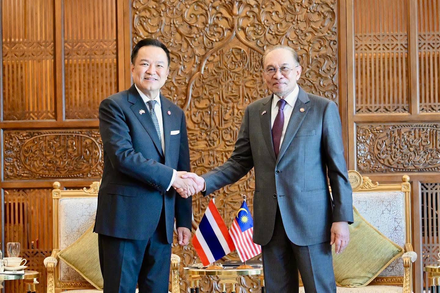 น.อ.จิรพงษ์ อภิชาตวงษ์ ผชท.ทร.ไทย/กัวลาลัมเปอร์ และคุณกุลกัลย์ อภิชาตวงษ์ ภริยา พร้อมข้าราชการและลูกจ้างประจำสำนักงาน ผชท.ทร.ไทย/กัวลาลัมเปอร์  ร่วมคณะเอกอัครราชทูตไทย ให้การต้อนรับและรับรอง นายอนุทิน ชาญวีรกูล นายกรัฐมนตรีและรัฐมนตรีว่าการกระทรวงมหาดไทย พร้อมคณะฯ