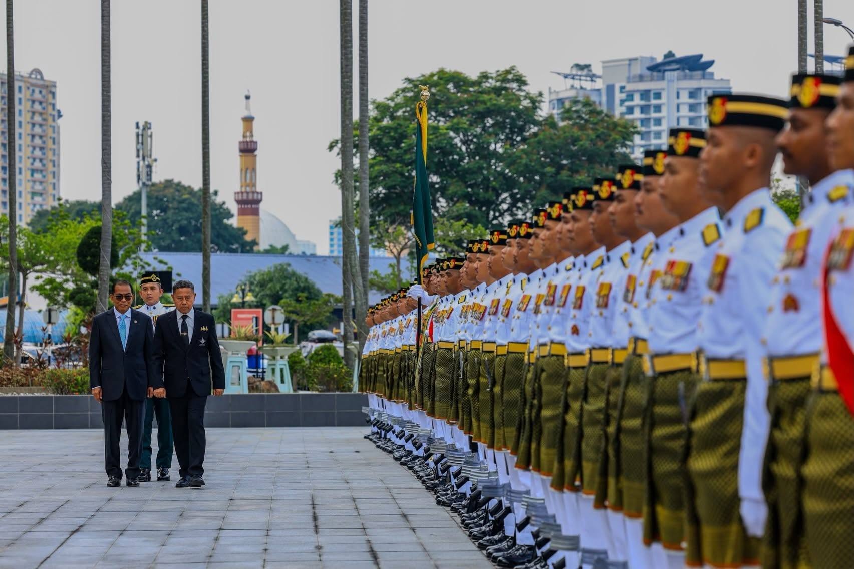 น.อ.จิรพงษ์ อภิชาตวงษ์ ผชท.ทร.ไทย/กัวลาลัมเปอร์ และคุณกุลกัลย์ อภิชาตวงษ์ ภริยา พร้อมข้าราชการประจำสำนักงาน ผชท.ทร.ไทย/กัวลาลัมเปอร์ ร่วมกับ ผชท.ฝ่ายทหาร ๓ เหล่าทัพ ให้การต้อนรับและรับรอง พล.ท.อดุลย์ บุญธรรมเจริญ รัฐมนตรีว่าการกระทรวงกลาโหม พร้อมคณะฯ