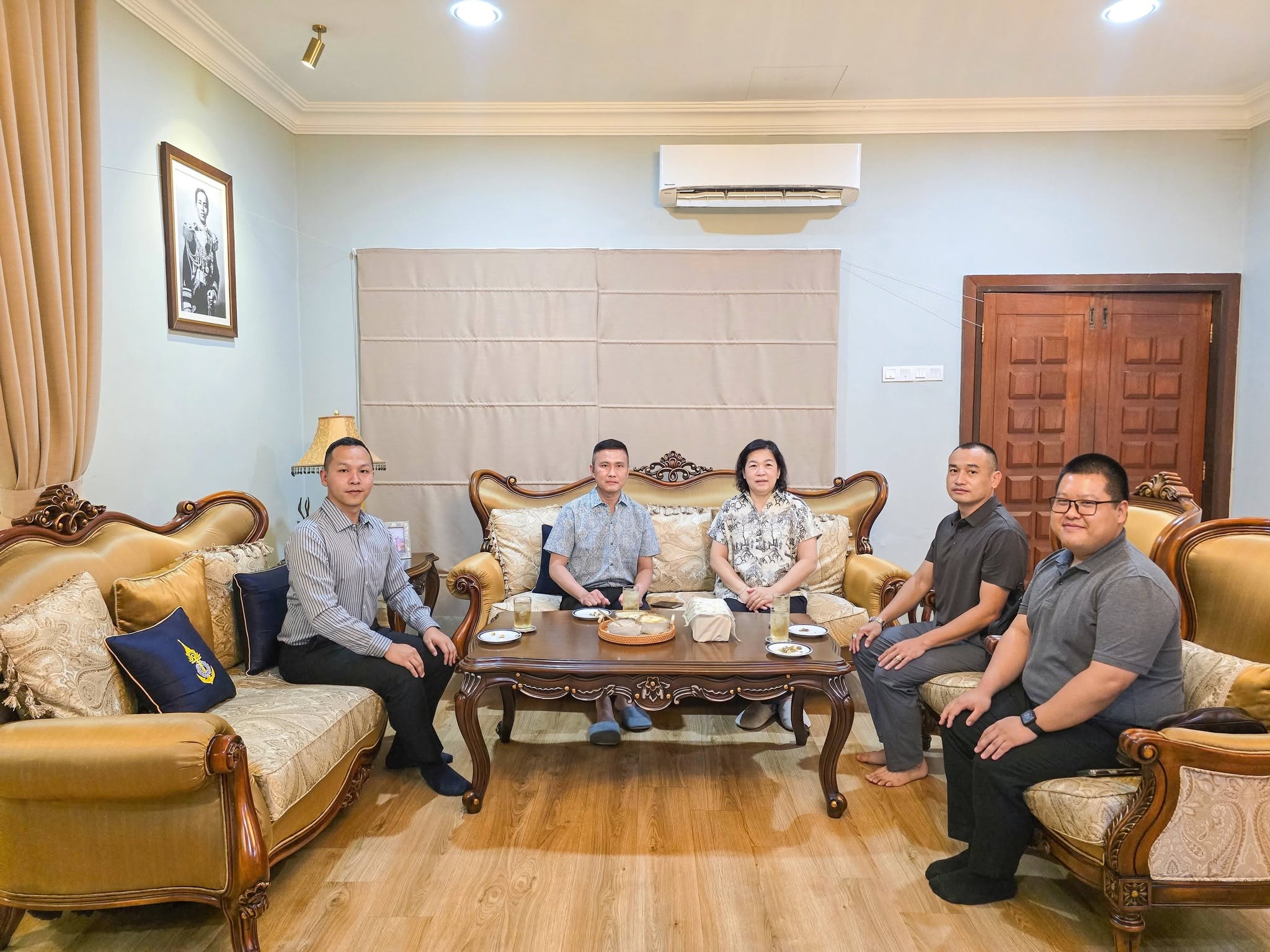น.อ.จิรพงษ์ อภิชาตวงษ์ ผชท.ทร.ไทย/กัวลาลัมเปอร์ และนางกุลกัลย์ อภิชาตวงษ์ ภริยา ได้จัดเลี้ยงรับรองอาหารค่ำให้กับนายทหารสัญญาบัตรสังกัดกองทัพเรือ